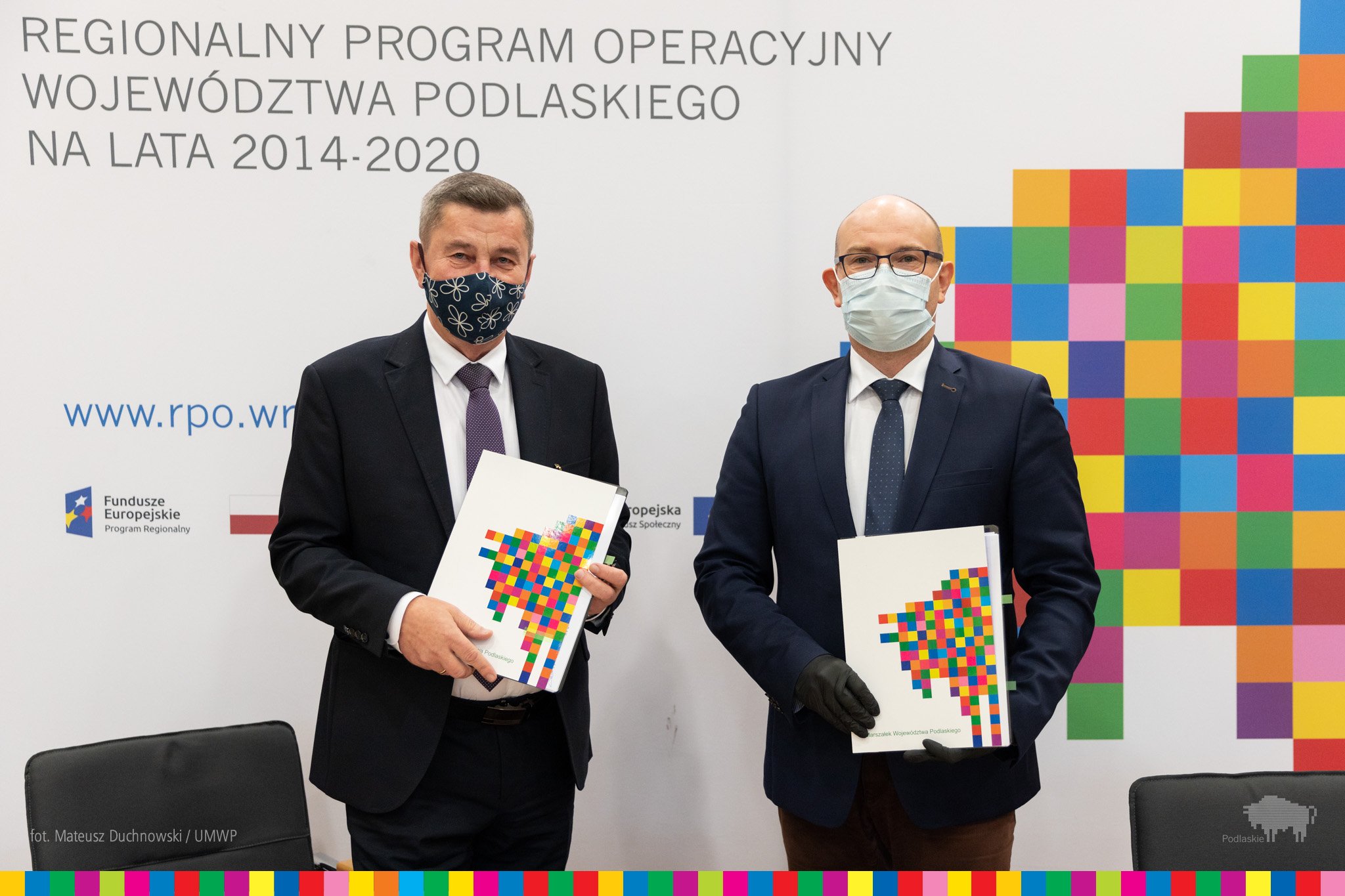 Marszałek i prezes firmy trzymają w rękach umowę na dofinansowanie inwestycji ze środków UE