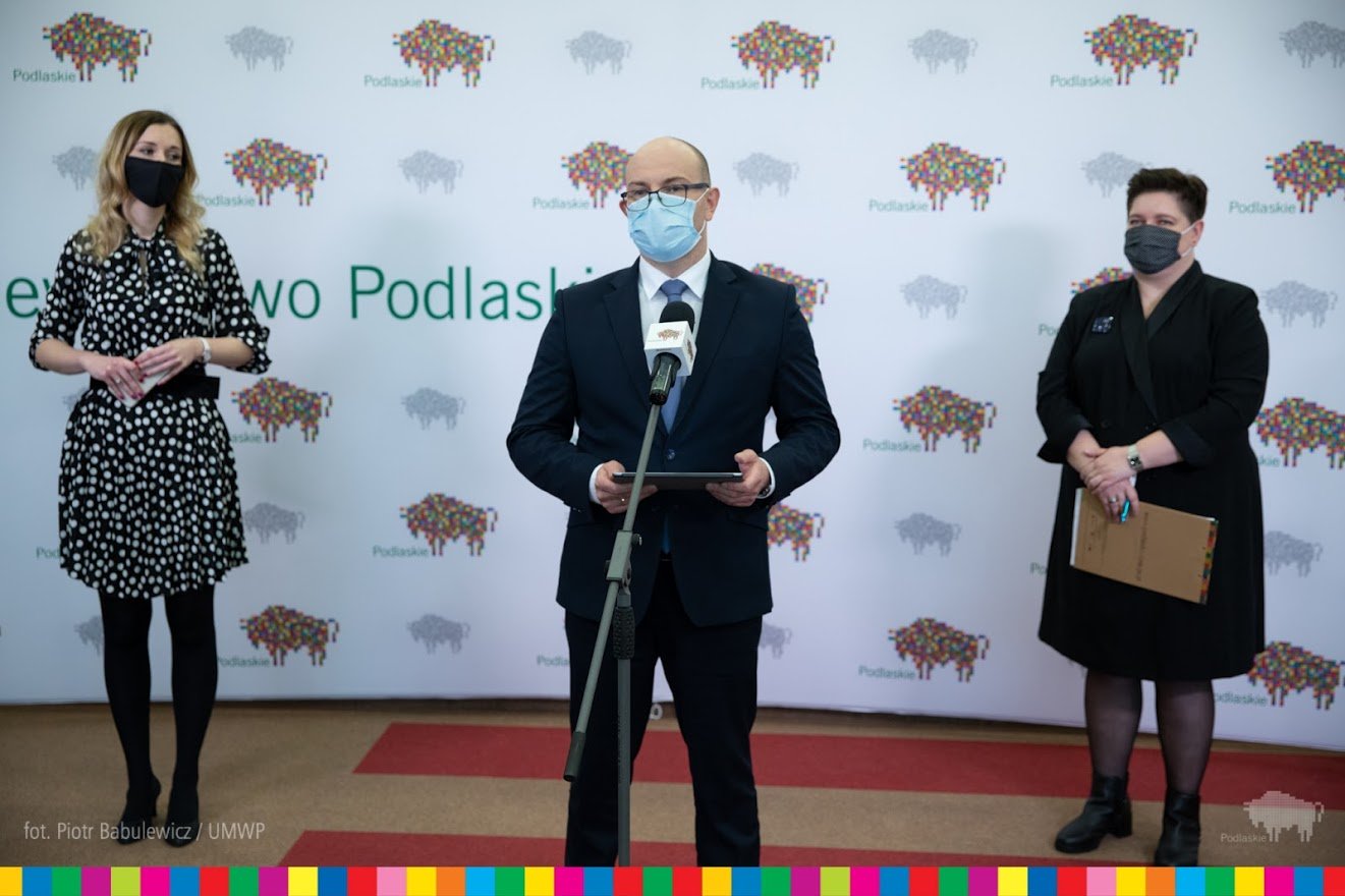 Marszałek artur Kosicki na tle baneru z logo województwa