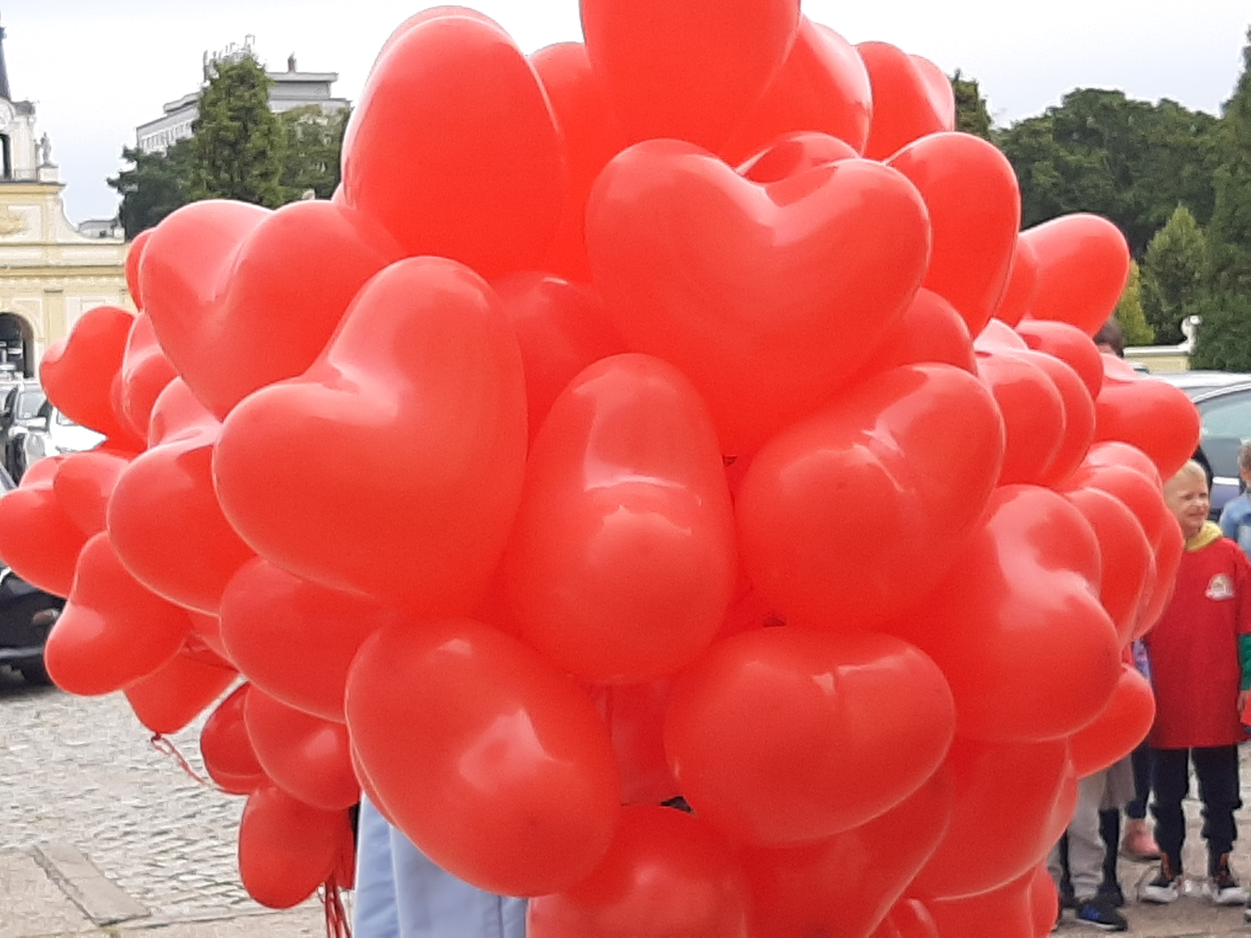 Pęk czerwonych balonów w kształcie serca