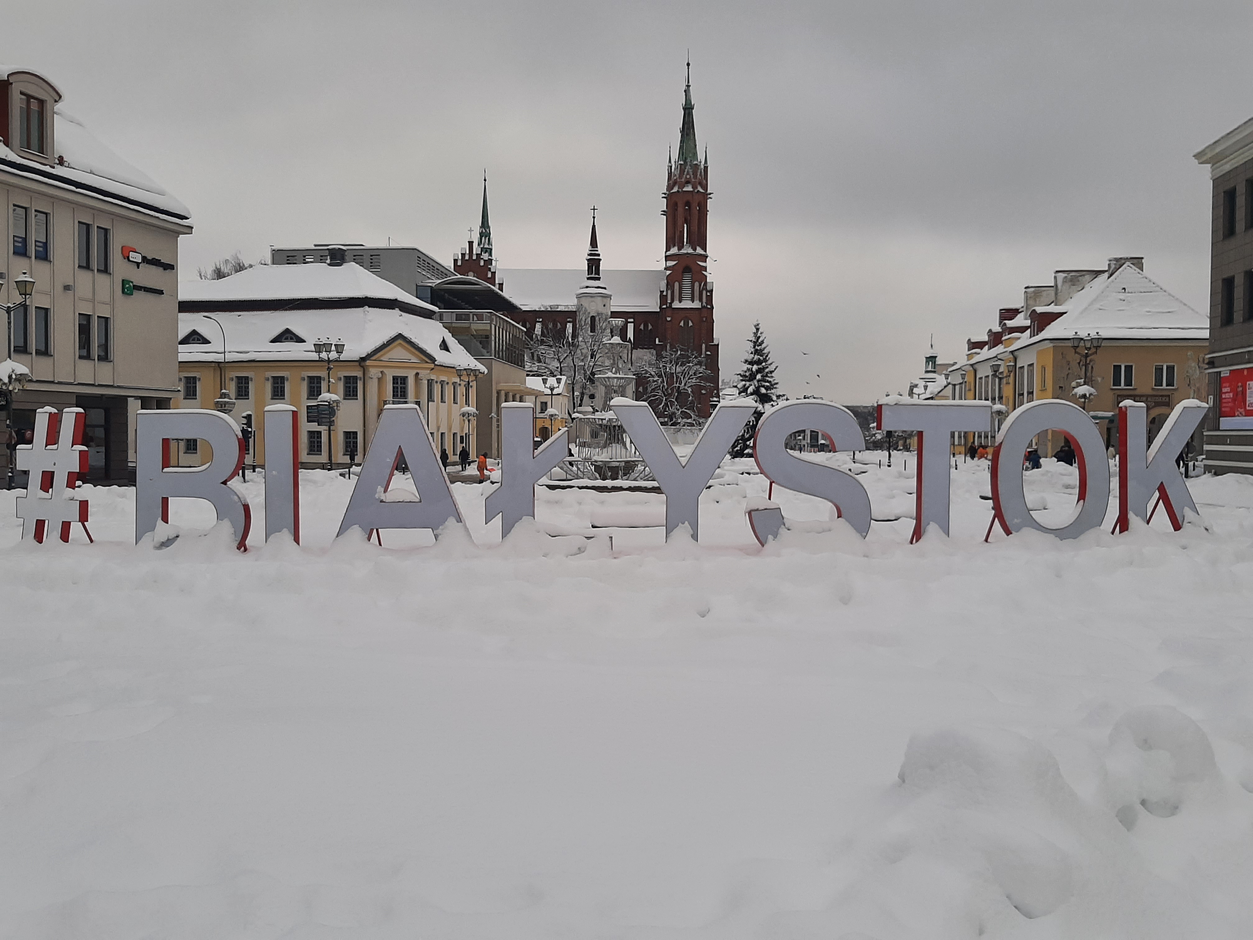 Centrum Białegostoku, Rynek Kościuszki w śniegu. W centralnym miejscu widoczny jest biały napis BIAŁYSTOK, z tyłu znajduje się KAtedra