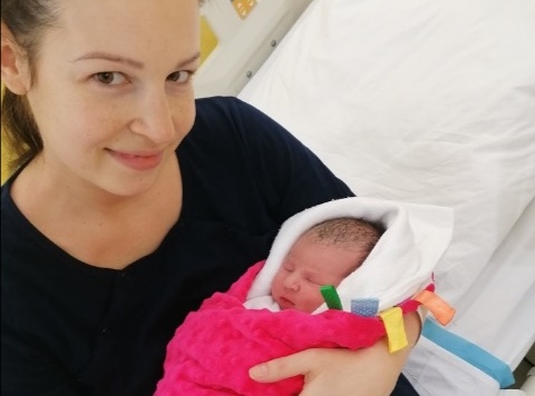 Kobieta trzyma na rękach swoje nowonarodzone dziecko