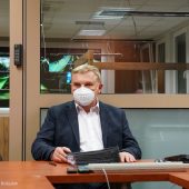 Zdjęcie z posiedzenia sztabu kryzysowego prezydenta Białegostoku i służb odpowiedzialnych za odśnieżanie oraz służb mundurowych. Na zdjęciu prezydent Tadeusz Truskolaski w maseczce