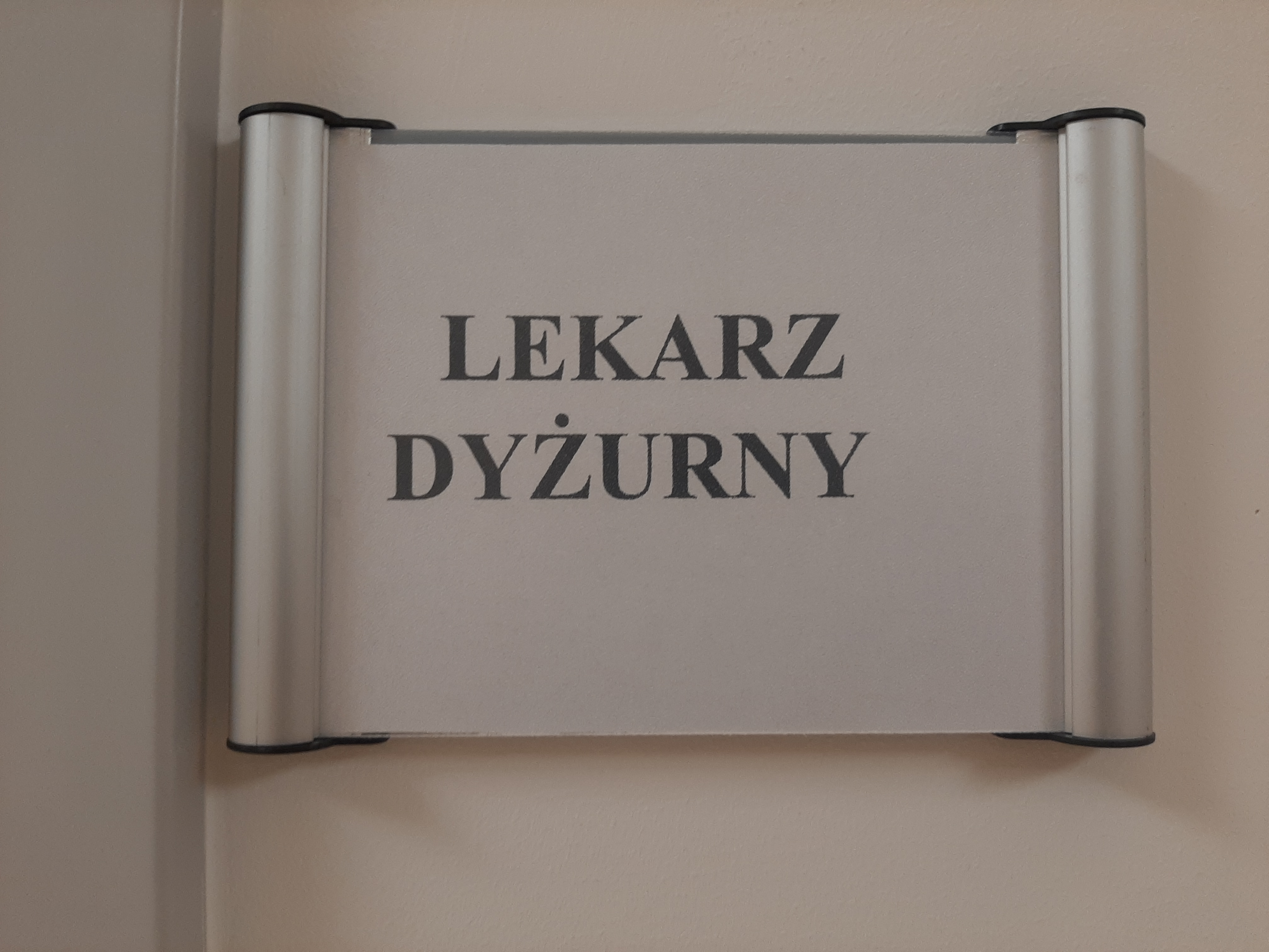 Napis na tabliczce: Lekarz dyżurny