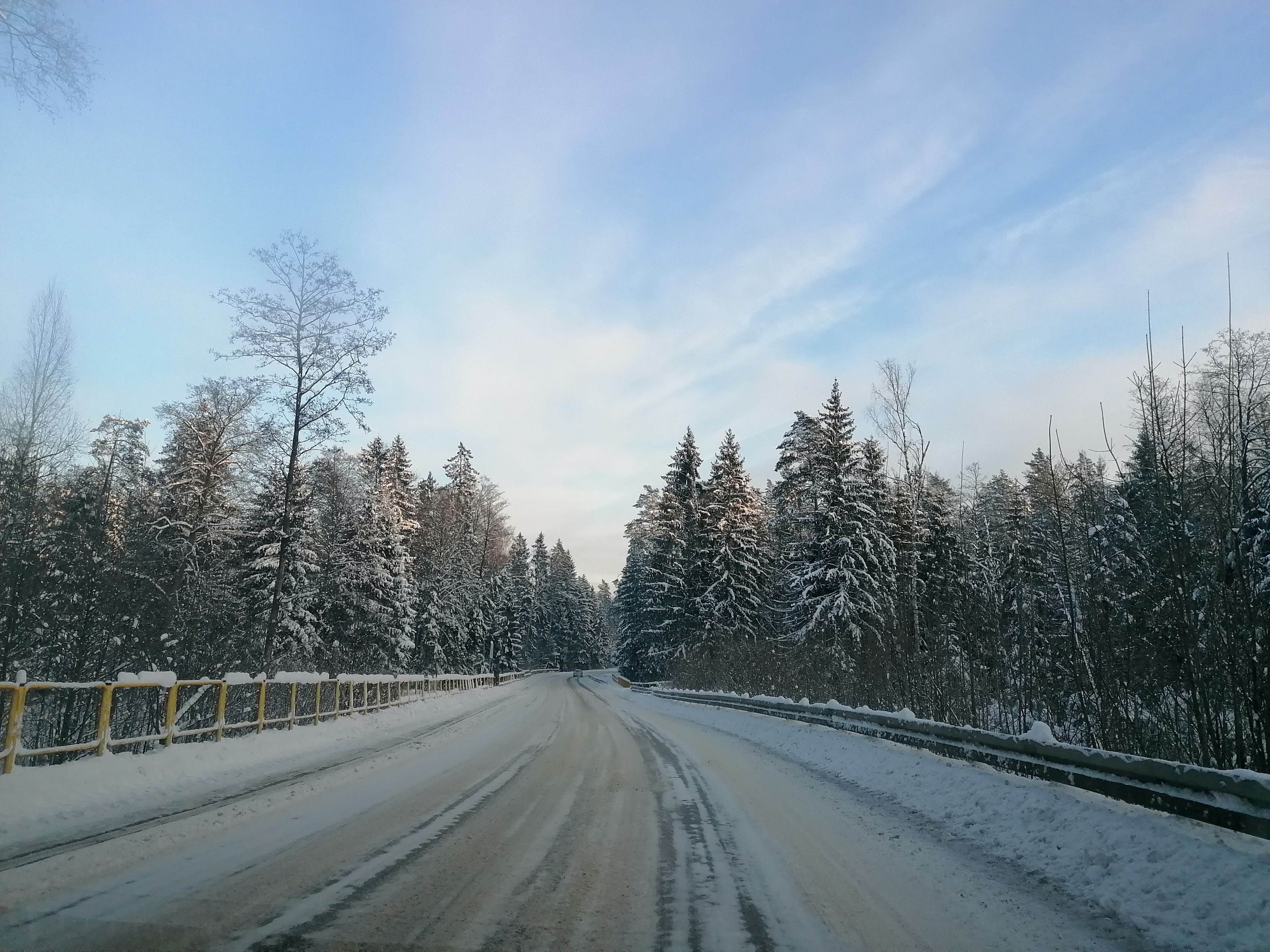 droga zasypana śniegiem
