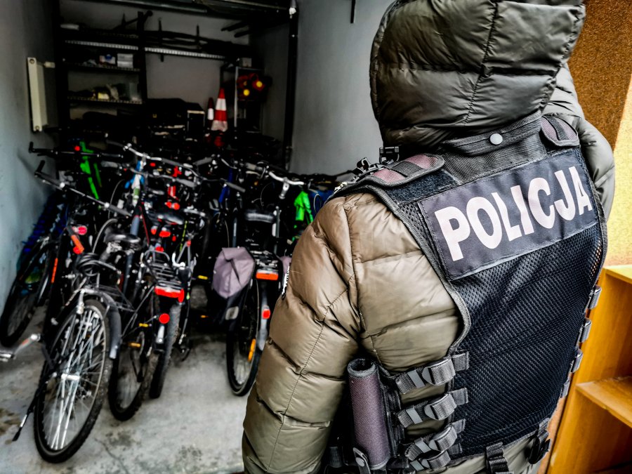 Policjant stoi przy skradzionych rowerach