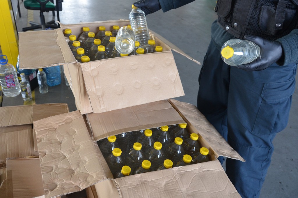 Butelki z alkoholem w kartonowych pudłach