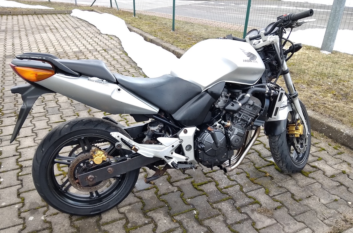 Biało-czarny motocykl marki Honda