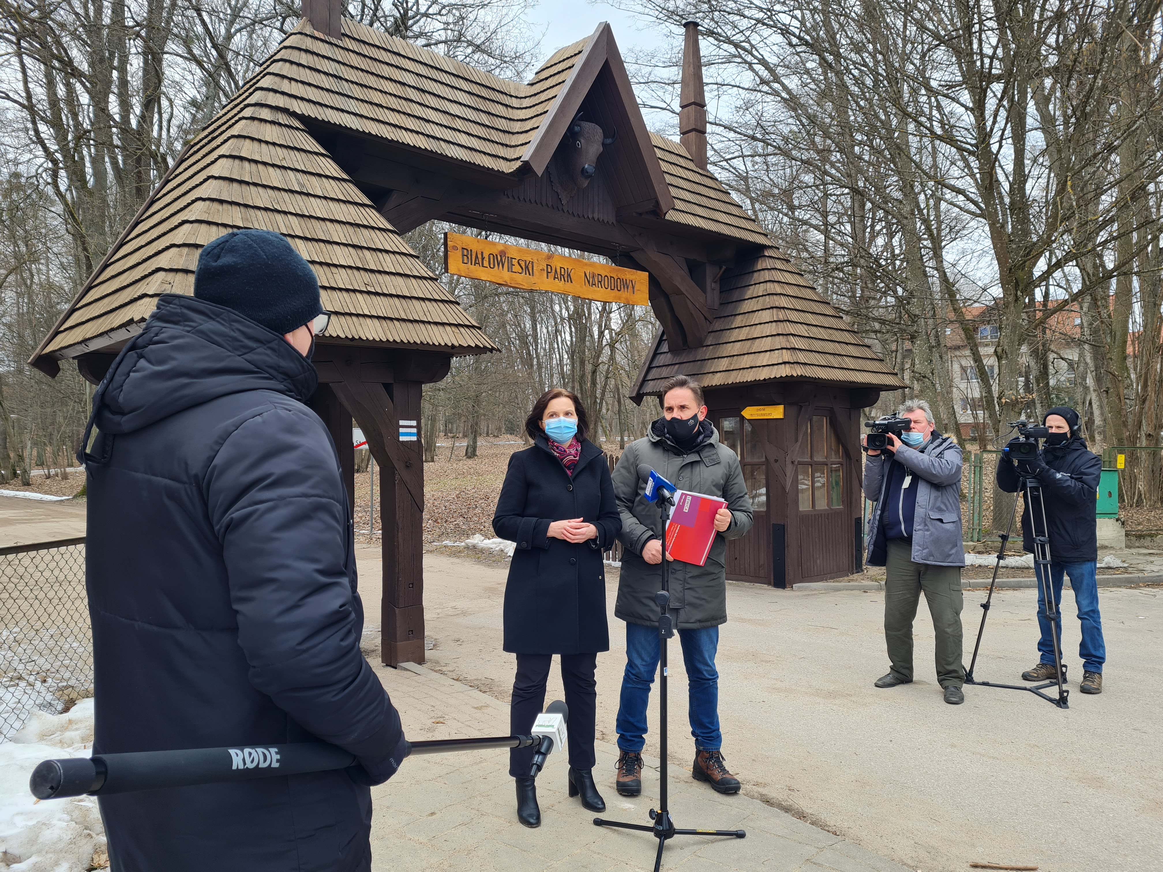 Posłowie Lewicy stoją przed wejściem do BPN