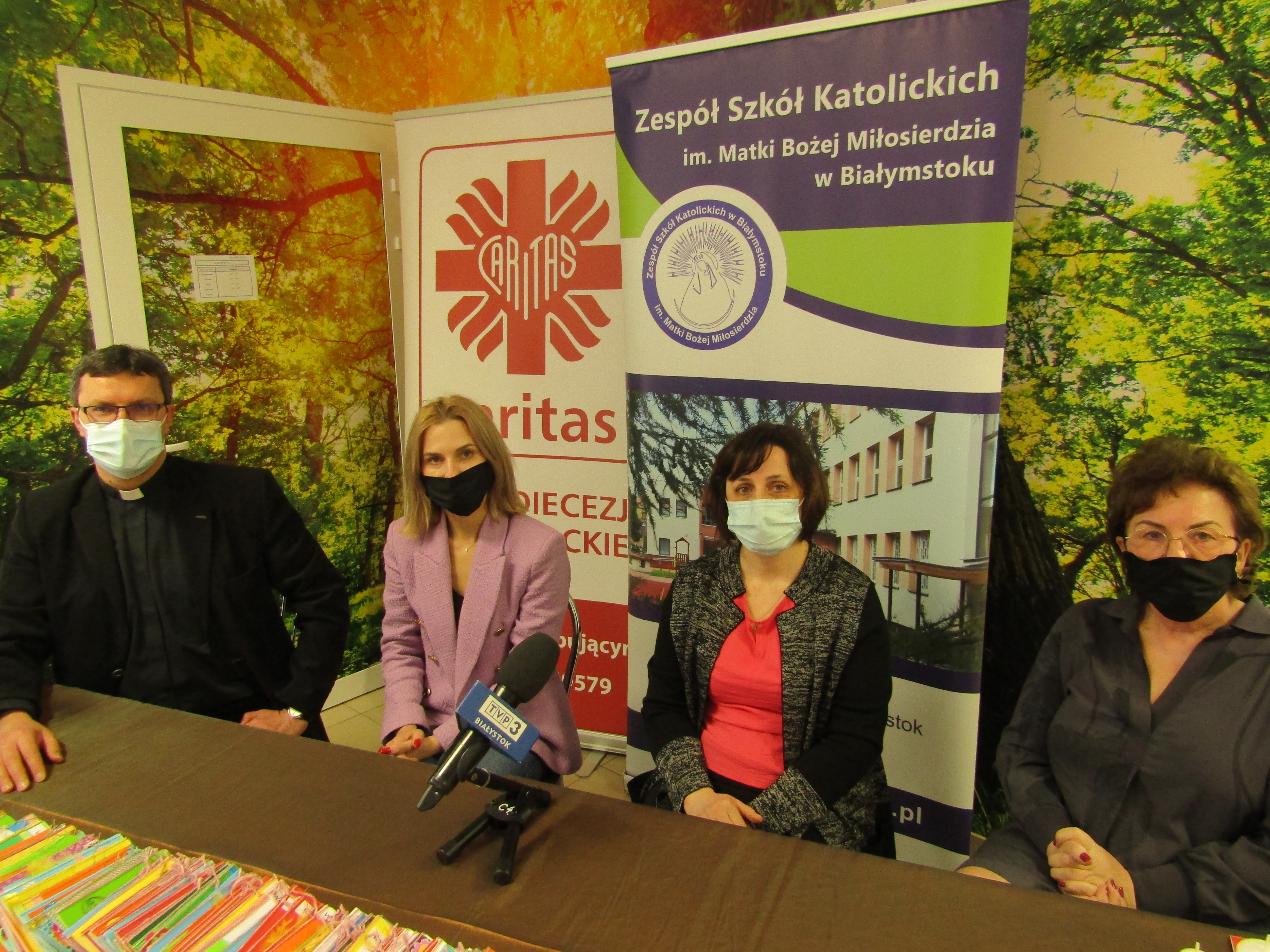 konferencja prasowa, przy stole siedzą zaproszeni goście