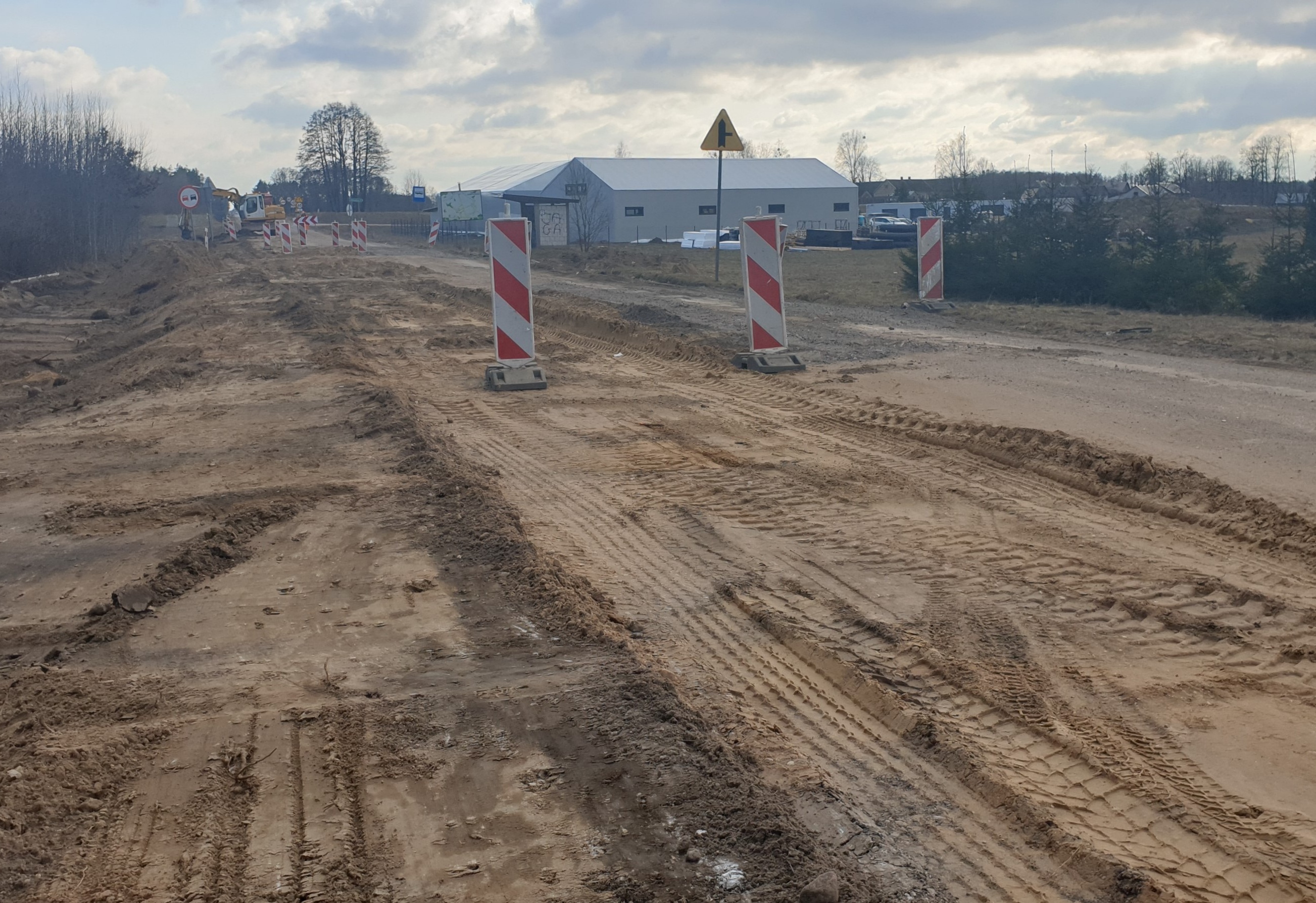Droga w remoncie, w oddali widać pachołki drogowe