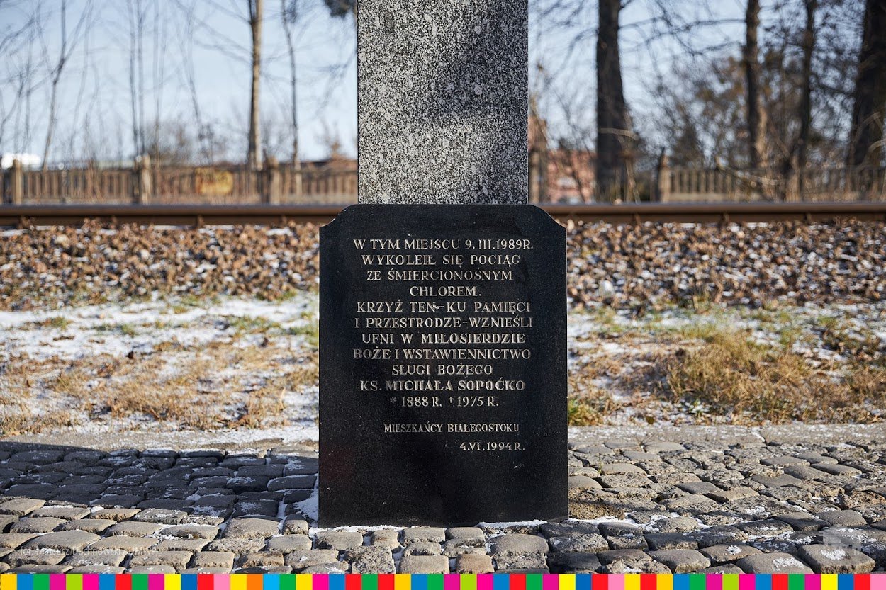 Pomnik krzyż stojący w miejscu katastrofy kolejowej