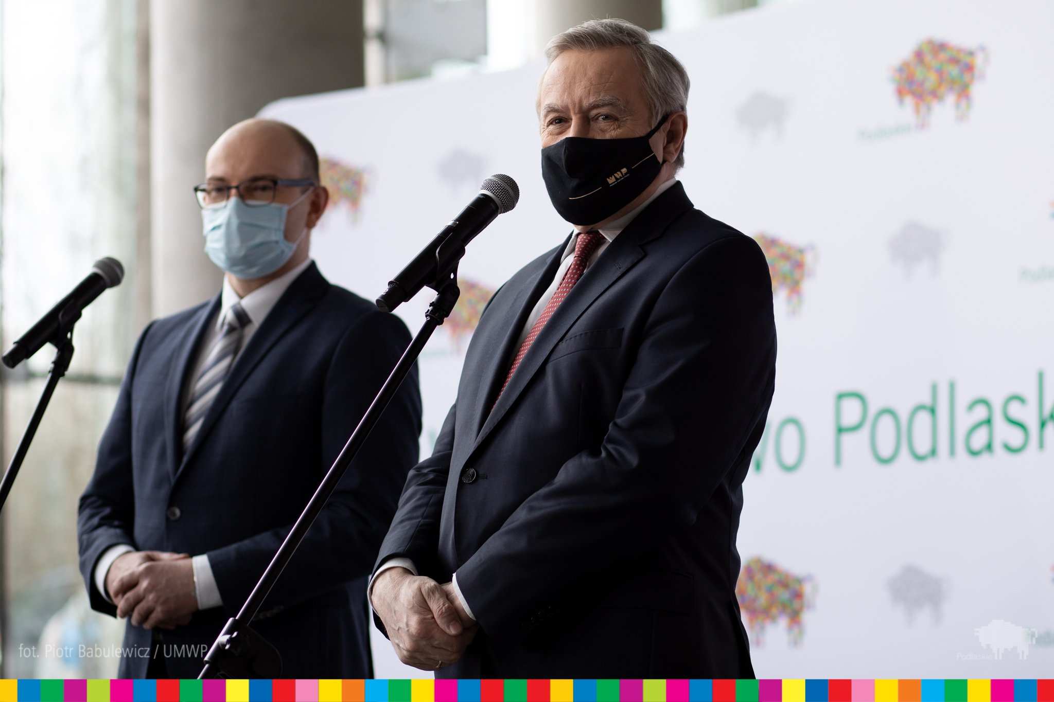 Na pierwszym planie stoi minister kultury prof. Piotr Gliński, obok niego marszałek Artur Kosicki. Mężczyźni stoją przy mikrofonach. Za nimi widoczna jest ścianka w logo województwa podlaskiego - żubra