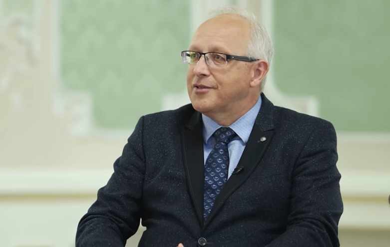 Profesor Robert Flisiak siedzi w auli magna Pałacu Branickich