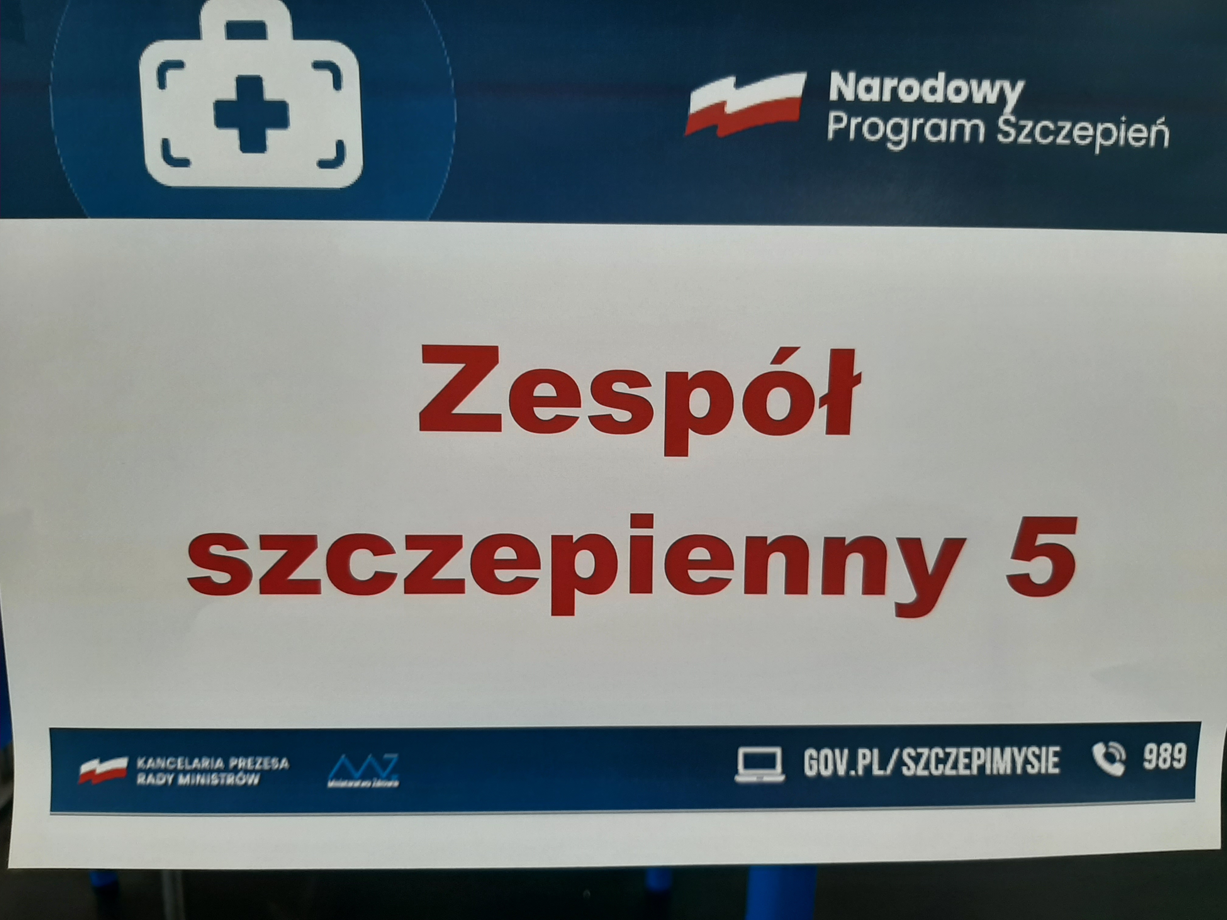 Napis czerwone litery i cyfry na białym tle: Zespół szczepienny 5