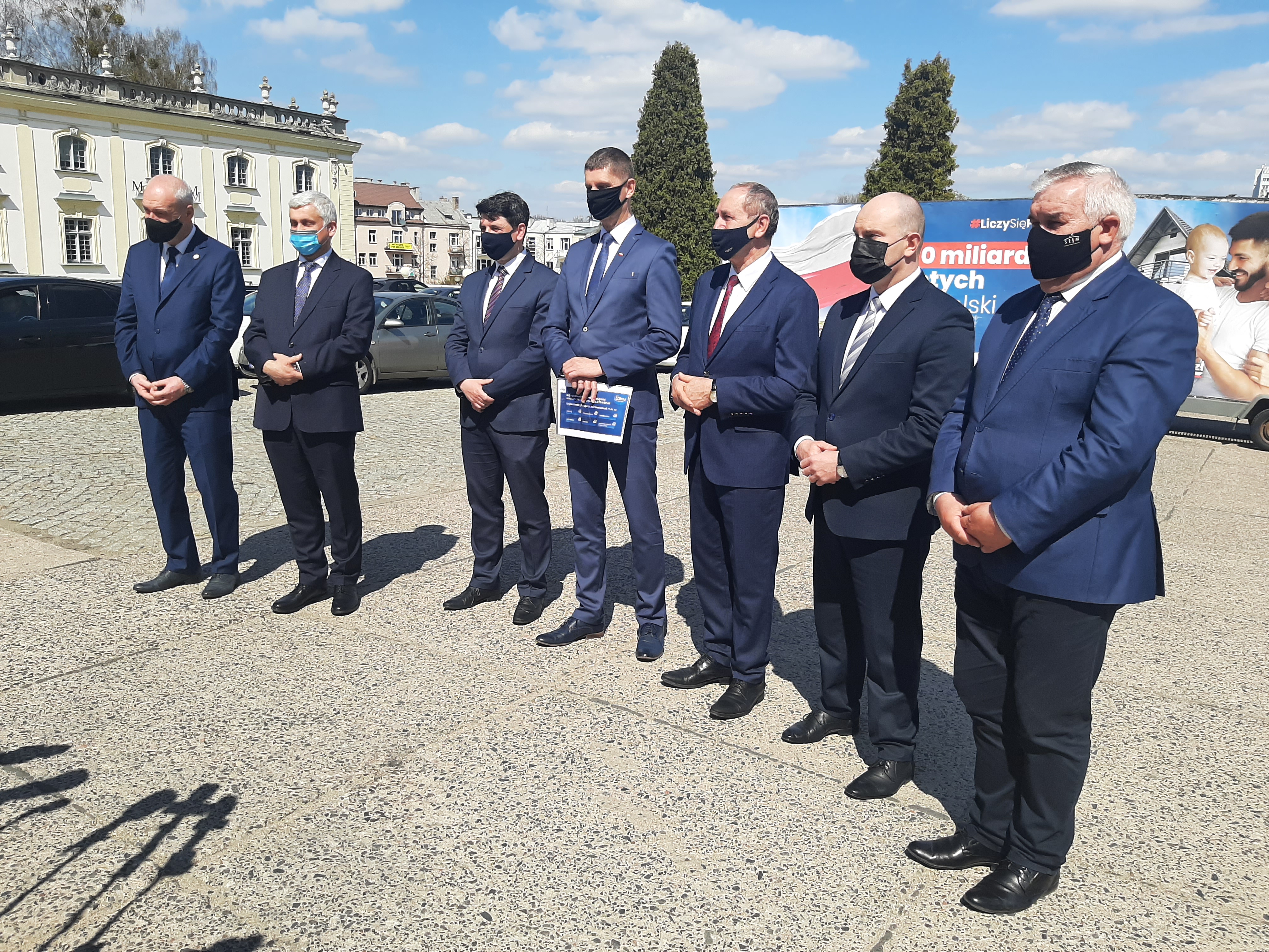 Parlamentarzyści stoją w rzędzie na dziedzińcu Pałacu Branickich