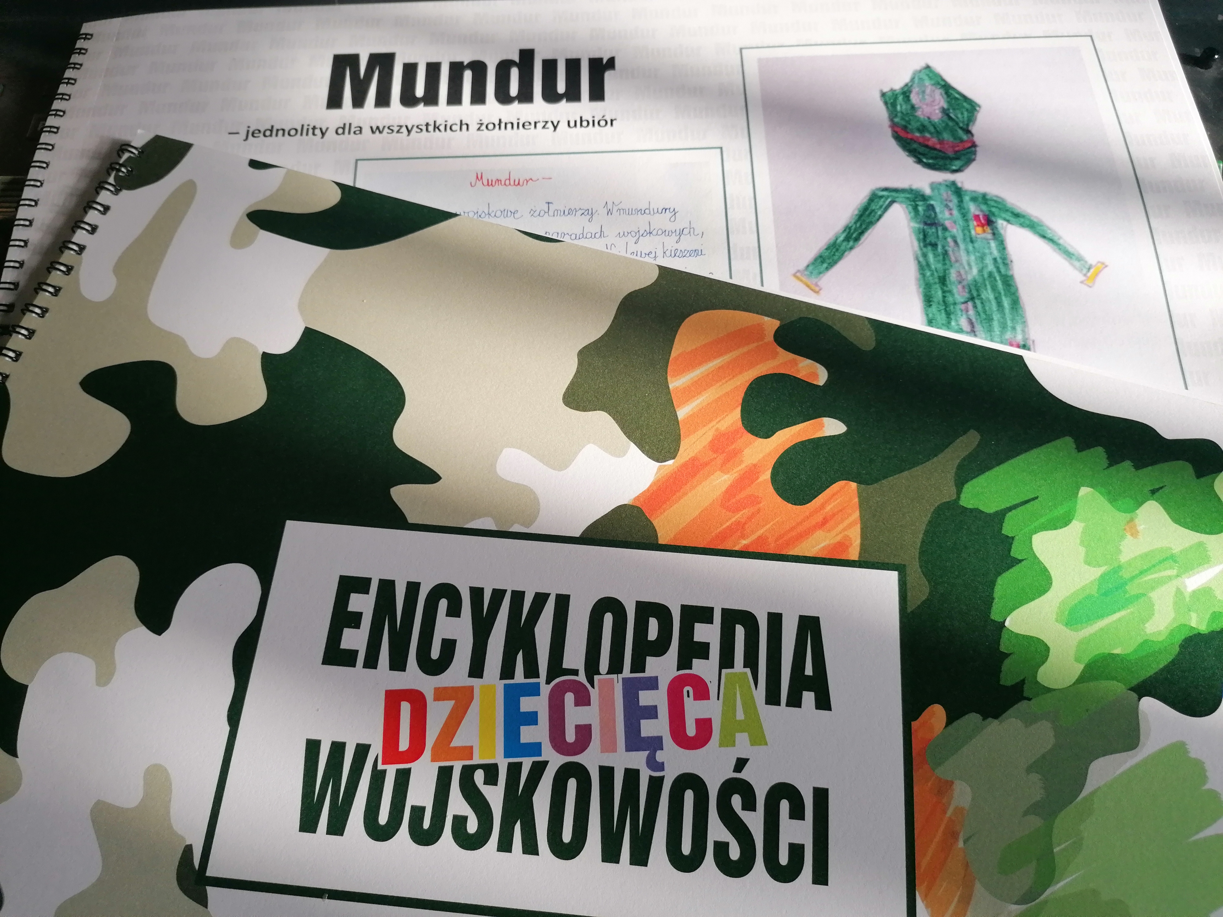 publikacja "Dziecięca Encyklopedia Wojskowości" leży na stole