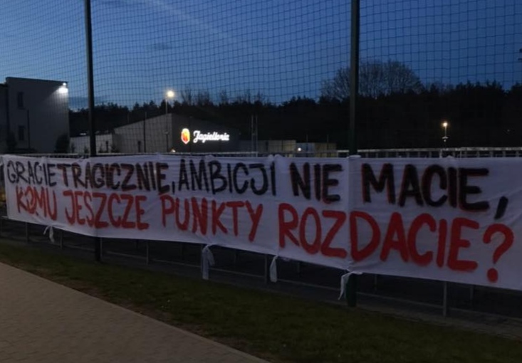 baner z napisem Gracie tragicznie, ambicji nie macie, komu jeszcze punkty rozdacie