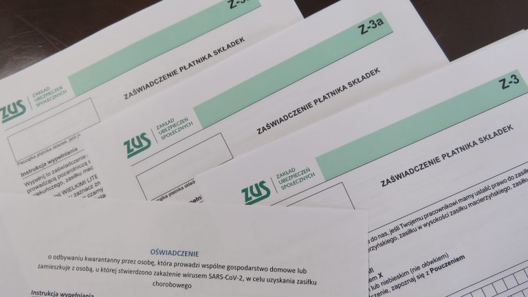 Dokumenty z ZUS - u leżą na stole