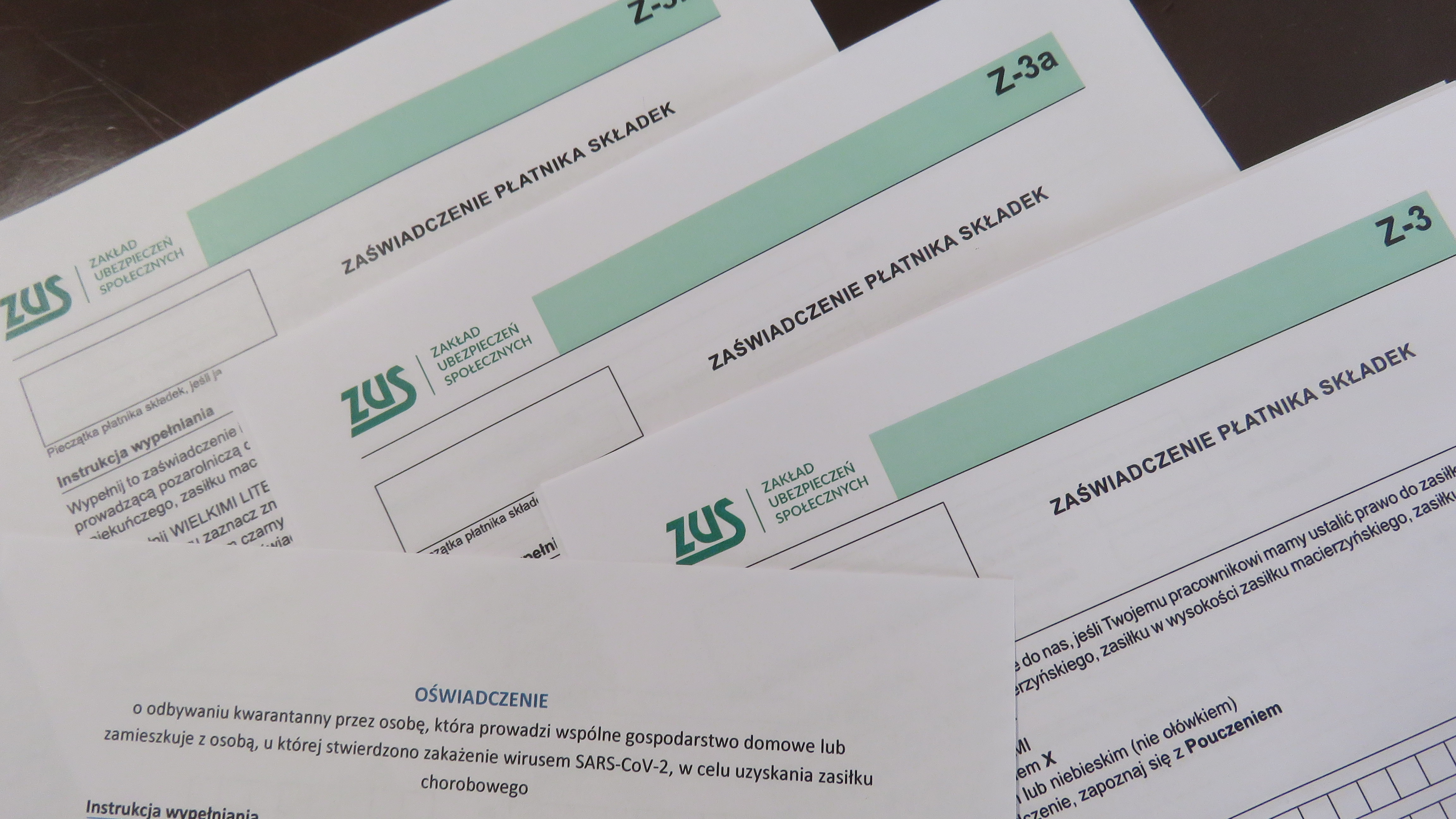 Dokumenty z ZUS - u leżą na stole