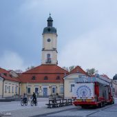 Na Rynku Kościuszki stoją tiry z naczepami, w których umieszczono elementy koła widokowego