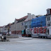 Na Rynku Kościuszki stoją tiry z naczepami, w których umieszczono elementy koła widokowego