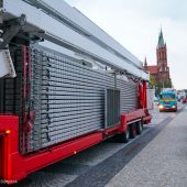 Na Rynku Kościuszki stoją tiry z naczepami, w których umieszczono elementy koła widokowego