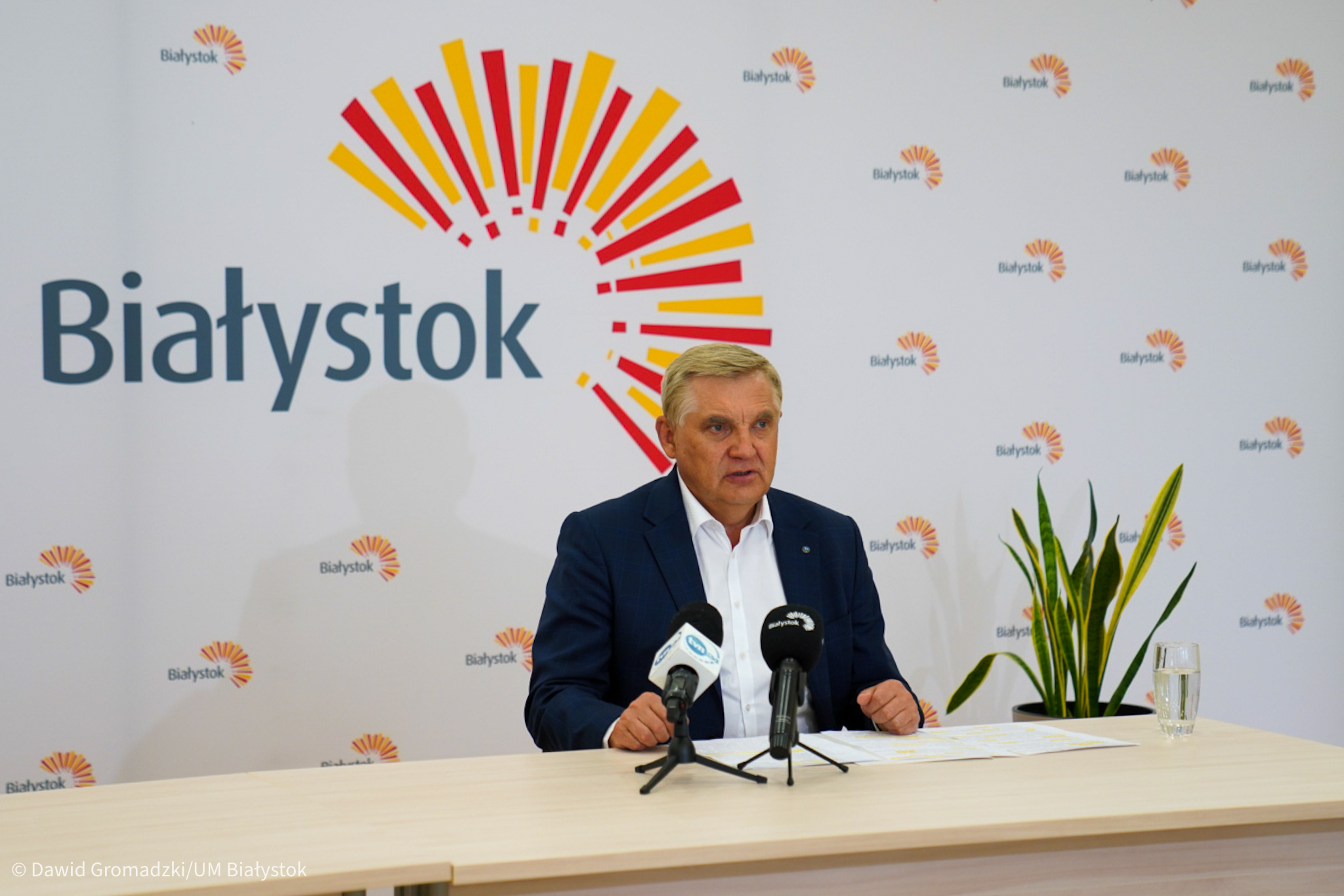 Przy stole konferencyjknym siedzi prezydent Białegostoku Tadeusz Truskolaski. W tle widać logo Białegostoku