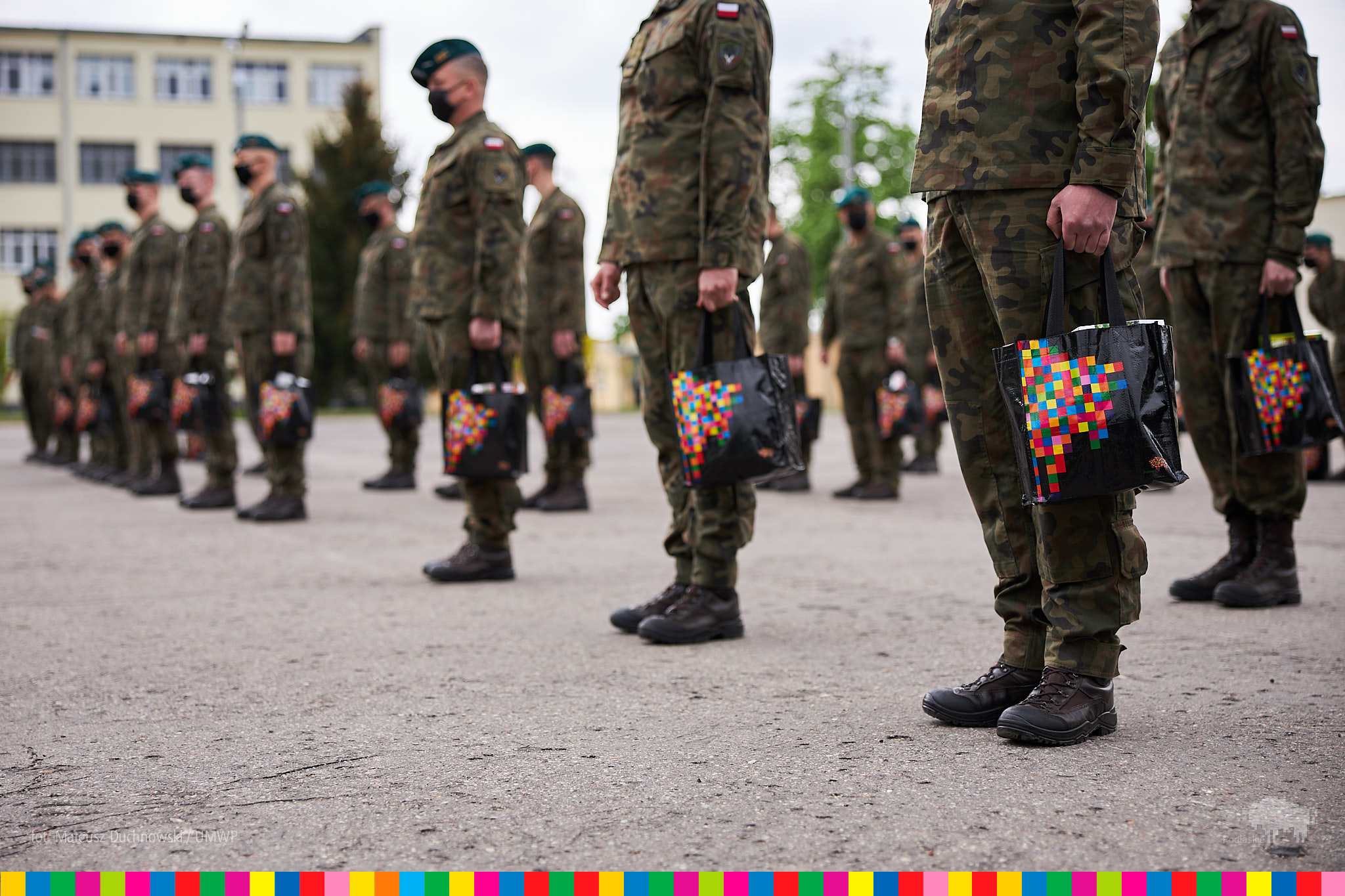 Żółnierze stoją z paczkami od marszałka województwa