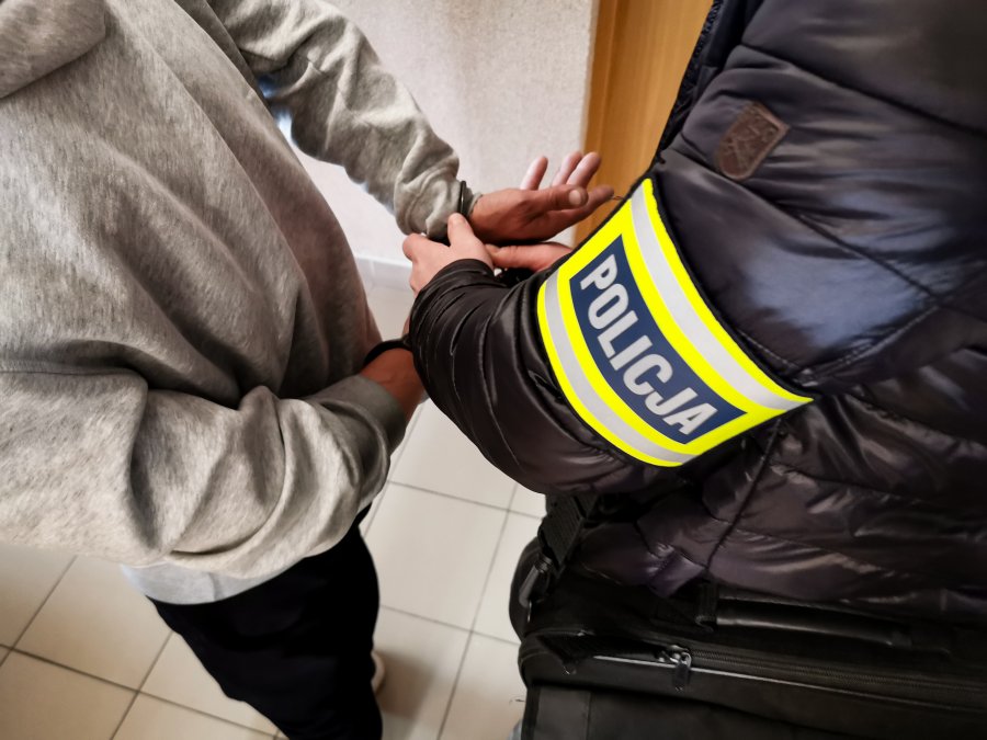 Policjant skuwa kajdankami podejrzanego