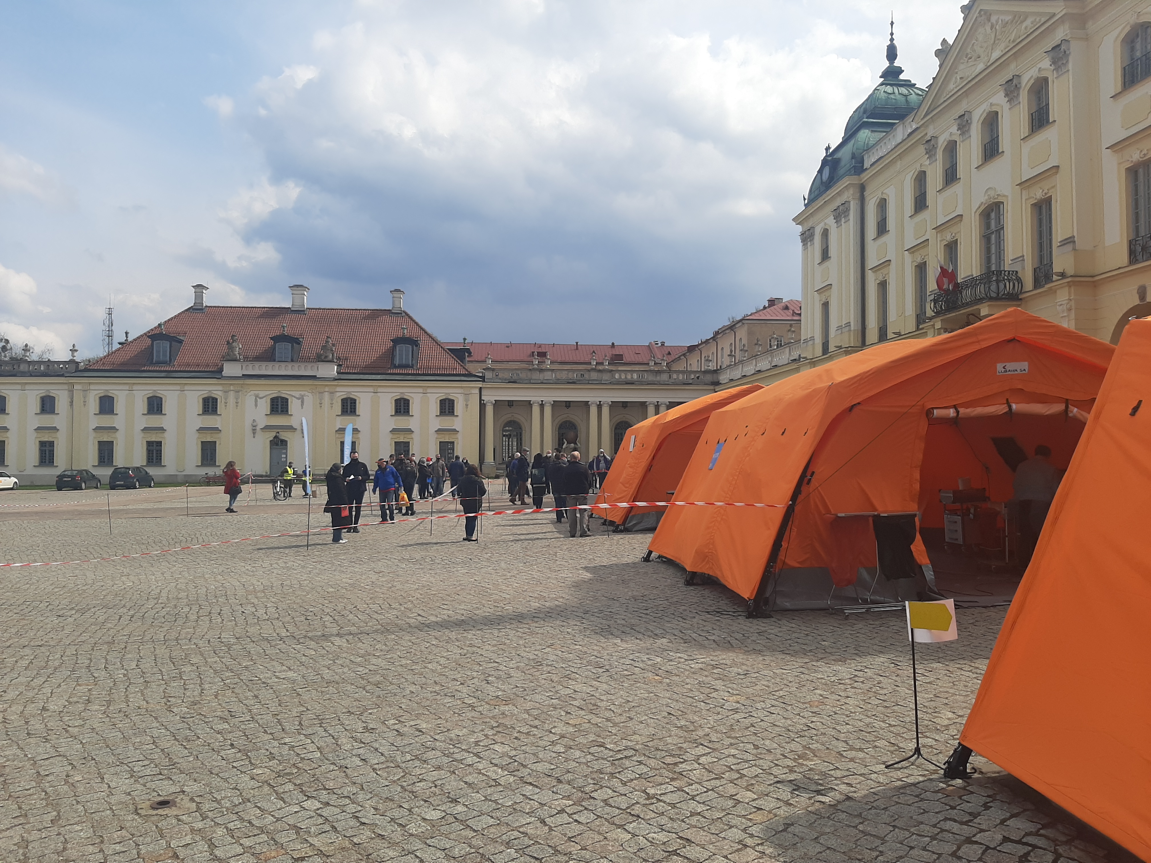 Na dziedzińcu Pałacu Branickich stoją pomarańczowe namioty
