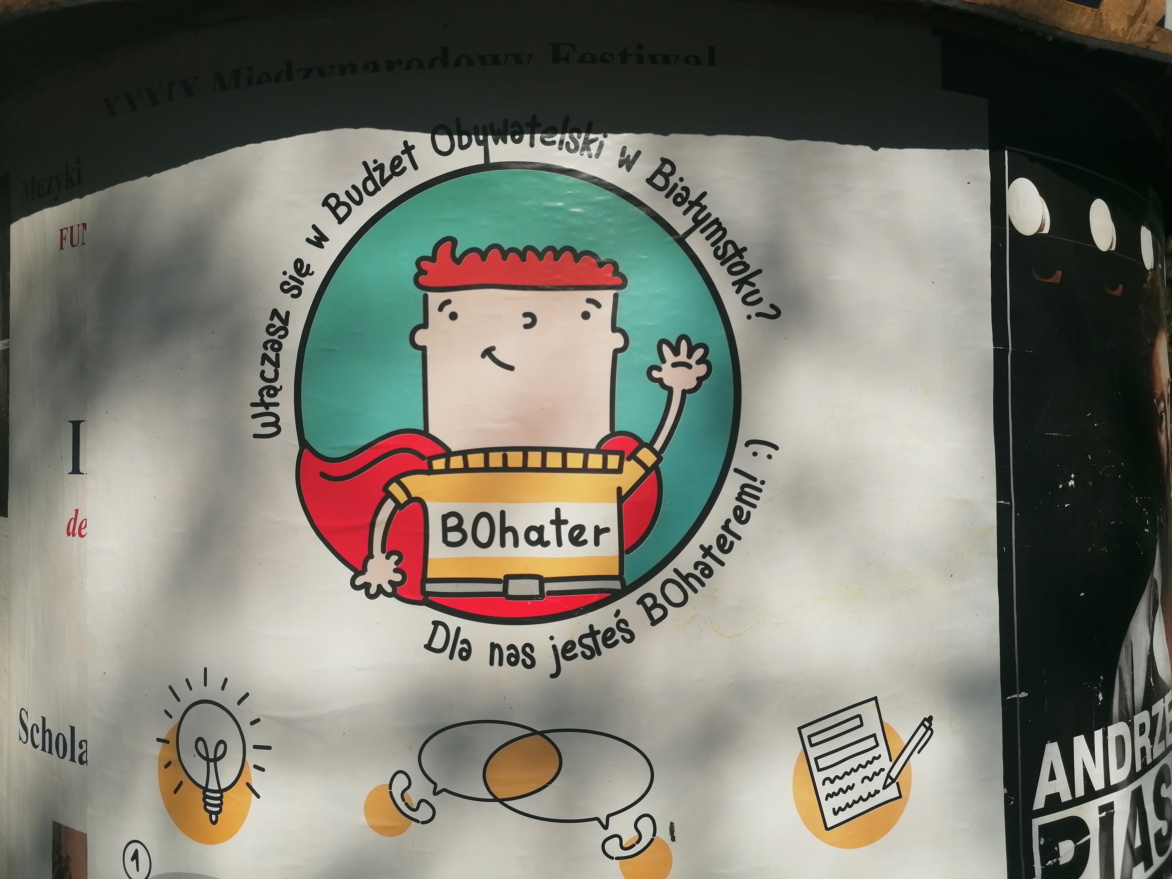 Plakat promujący Budżet Obywatelski zawieszony na słupie informacyjnym