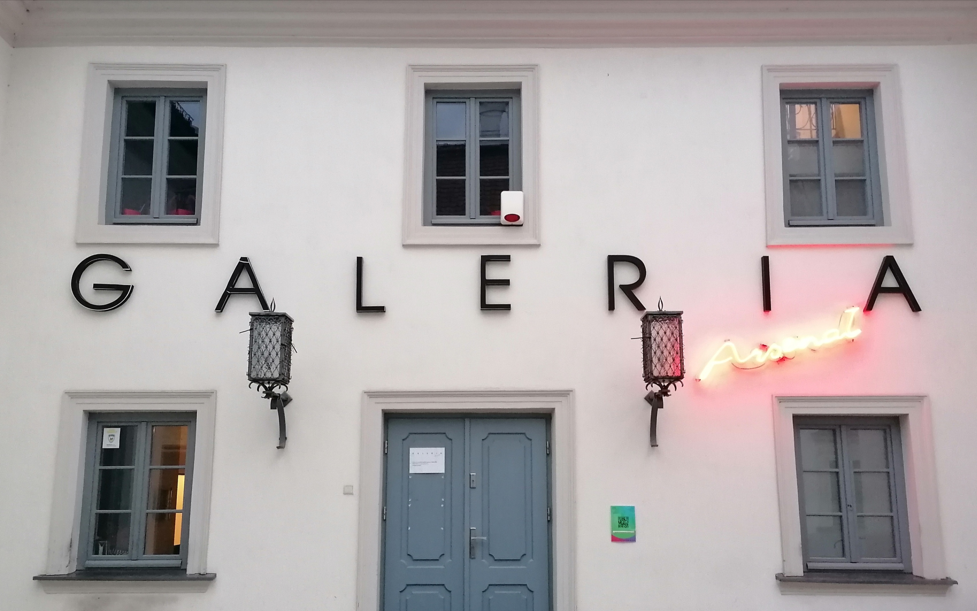 Wejście do budynku galerii