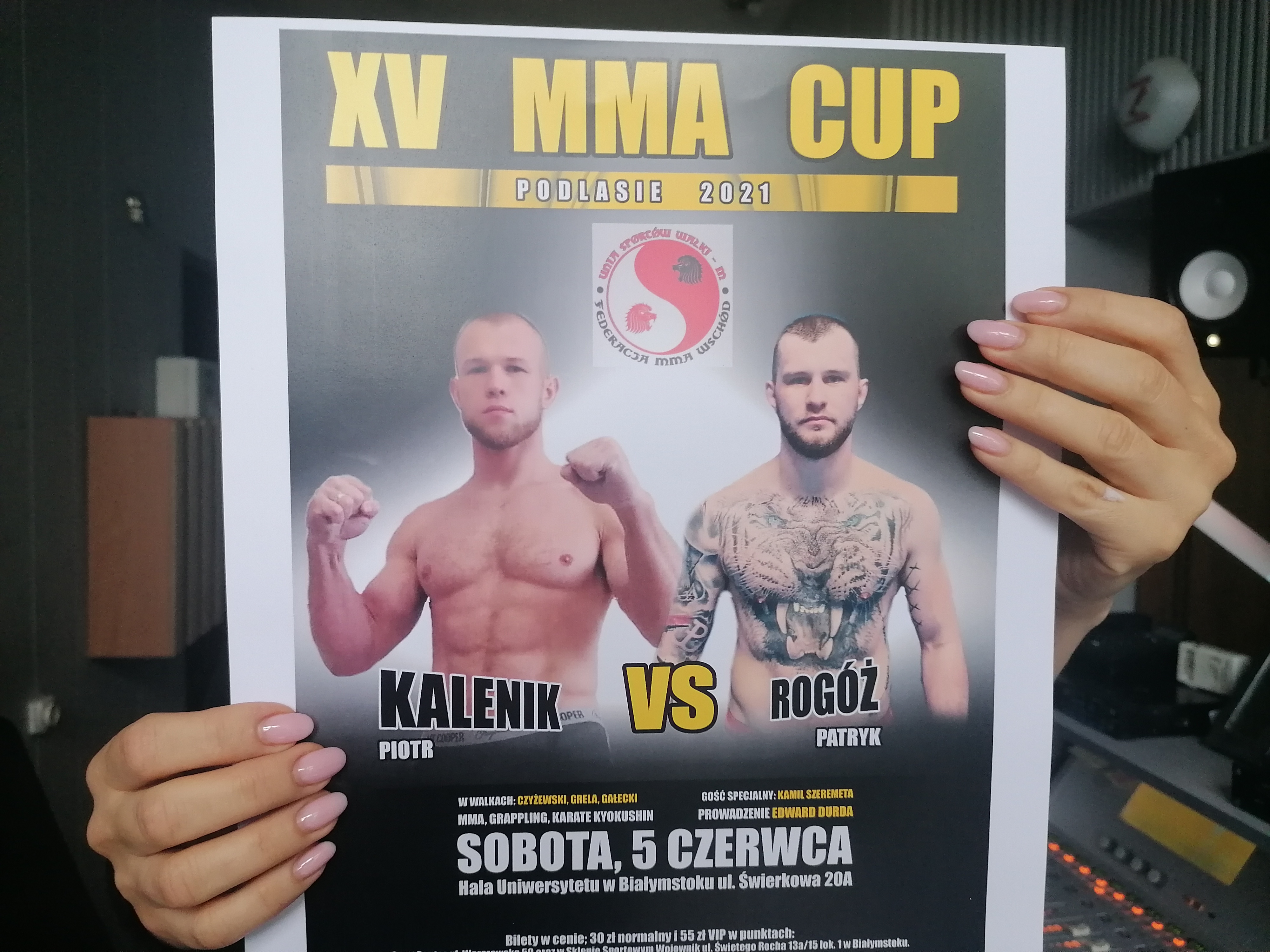 Dziewczyna trzyma w rękach plakat promujący galęMMA CUP Podlasie 2021