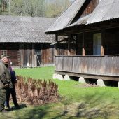 drewniana leśniczówka dziedzinka