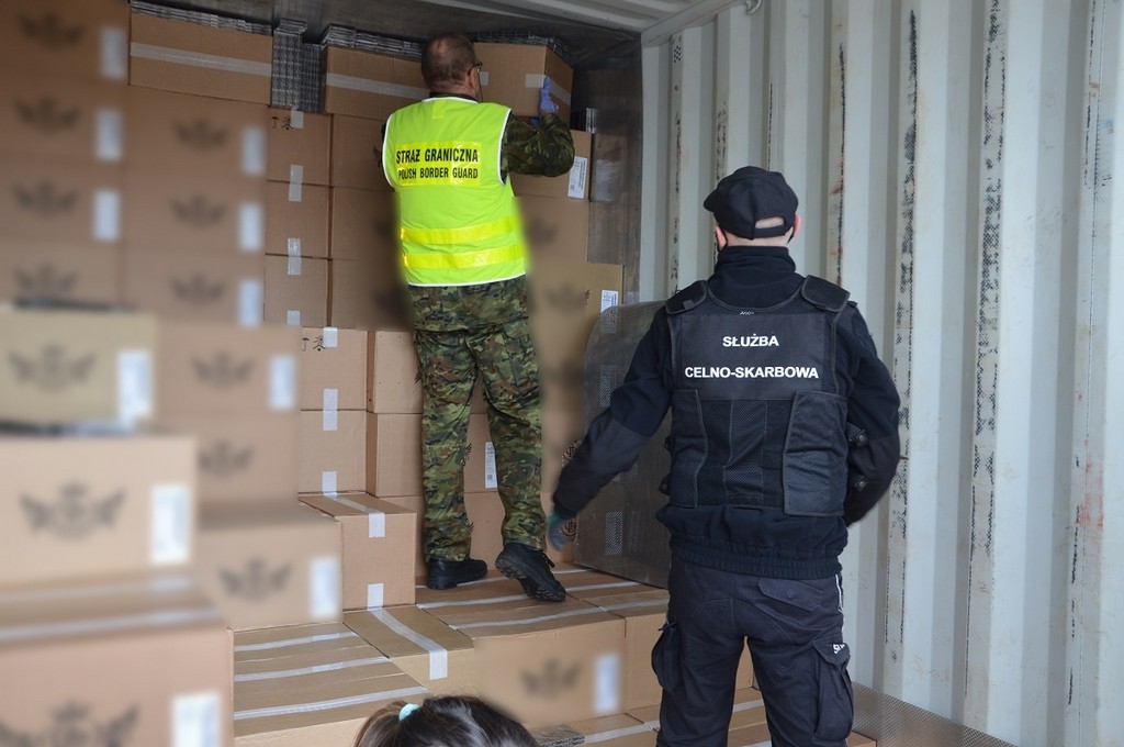 Funkcjonariusze KAS i SG przy rozładunku kontenera