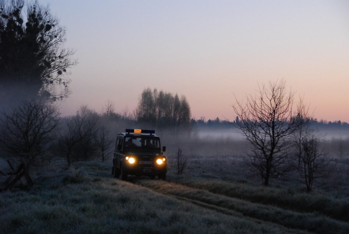 Jest świat. Auto służboiwe straży granicznej jedzie przez tereny graniczne