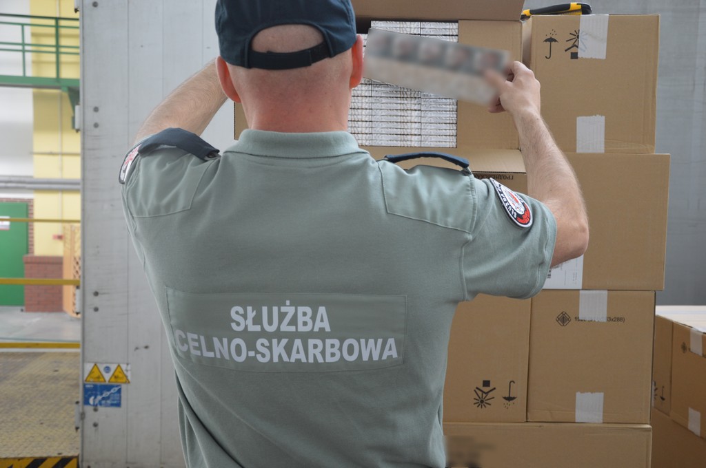 Funkcjonariusz KAS przy papierosach
