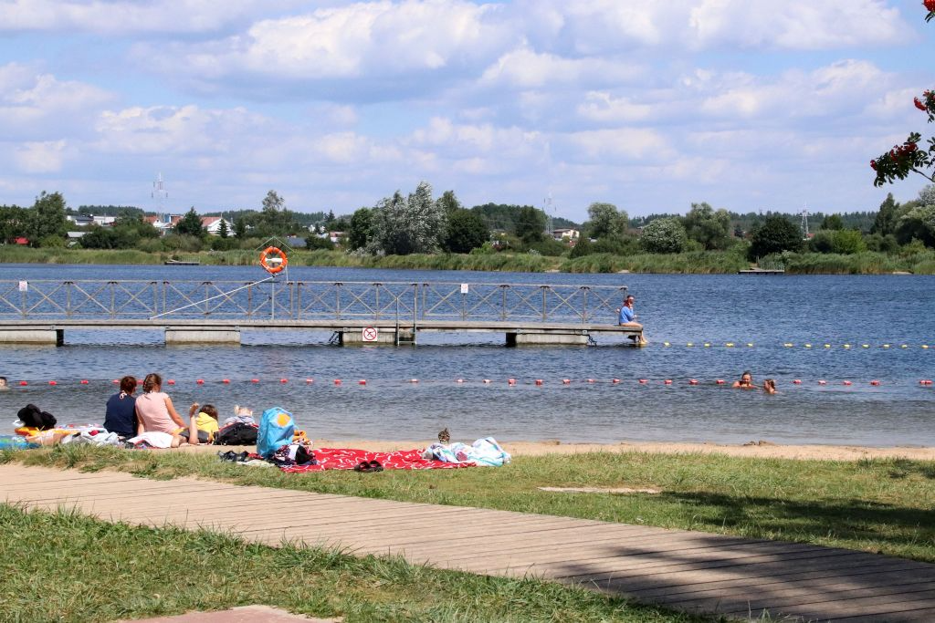 Kąpielisko, w oddali ludzie leżą na plaży