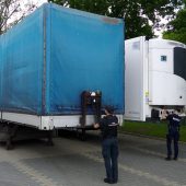 Funkcjonariusze KAS i policji przy naczepach