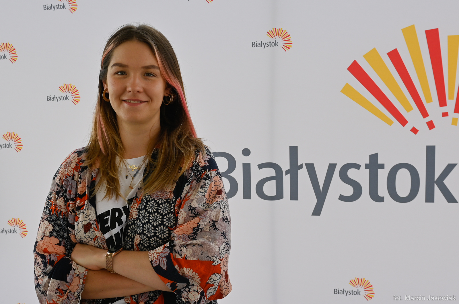 Karolina Czarnecka stoi na tle ścianki Białystok