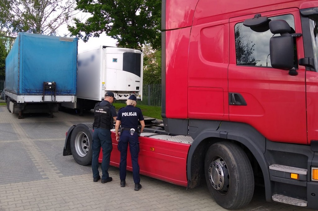 Funkcjonariusze KAS i policji przy ciągniku siodłowym