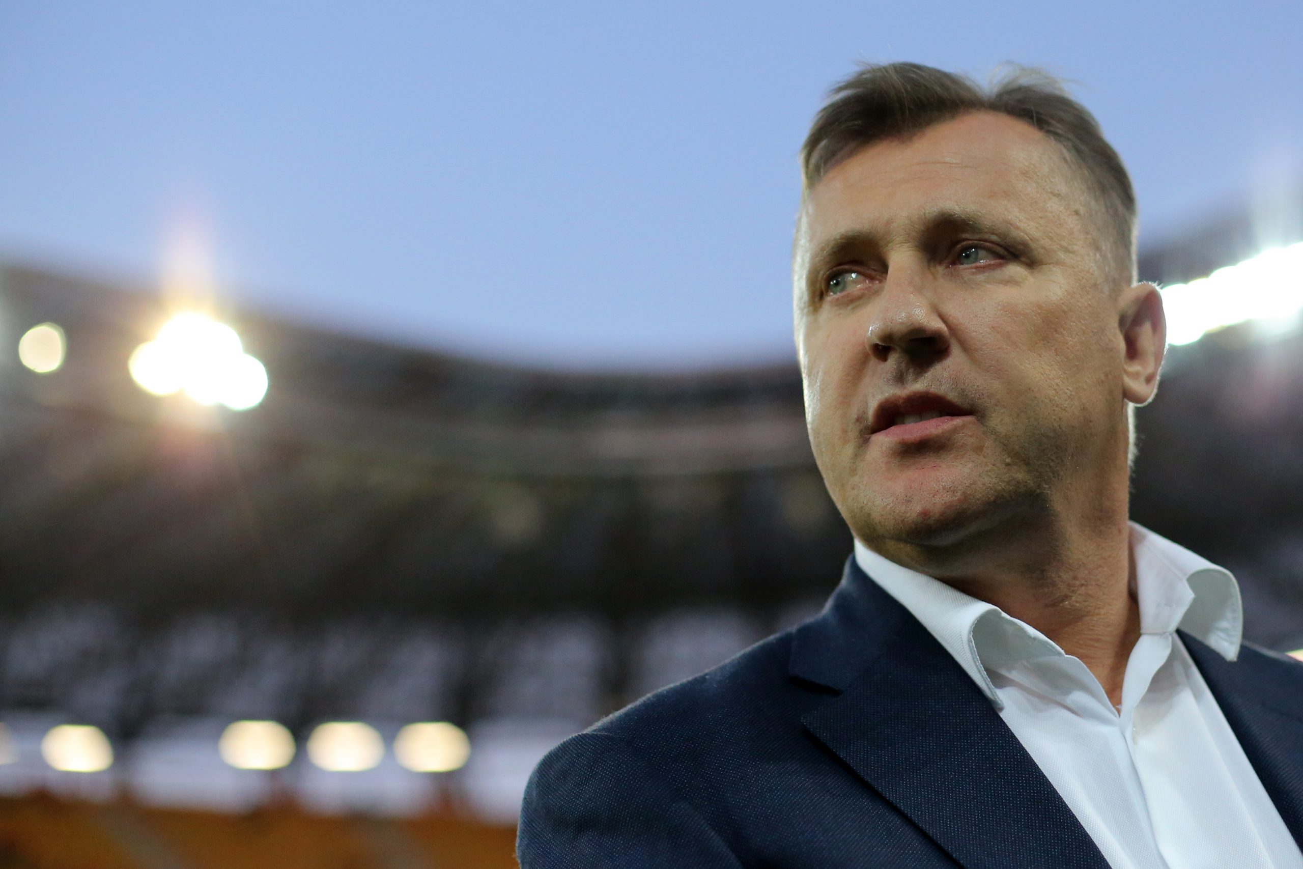 Prezes Jagiellonii Cezary Kulesza na tle stadionu