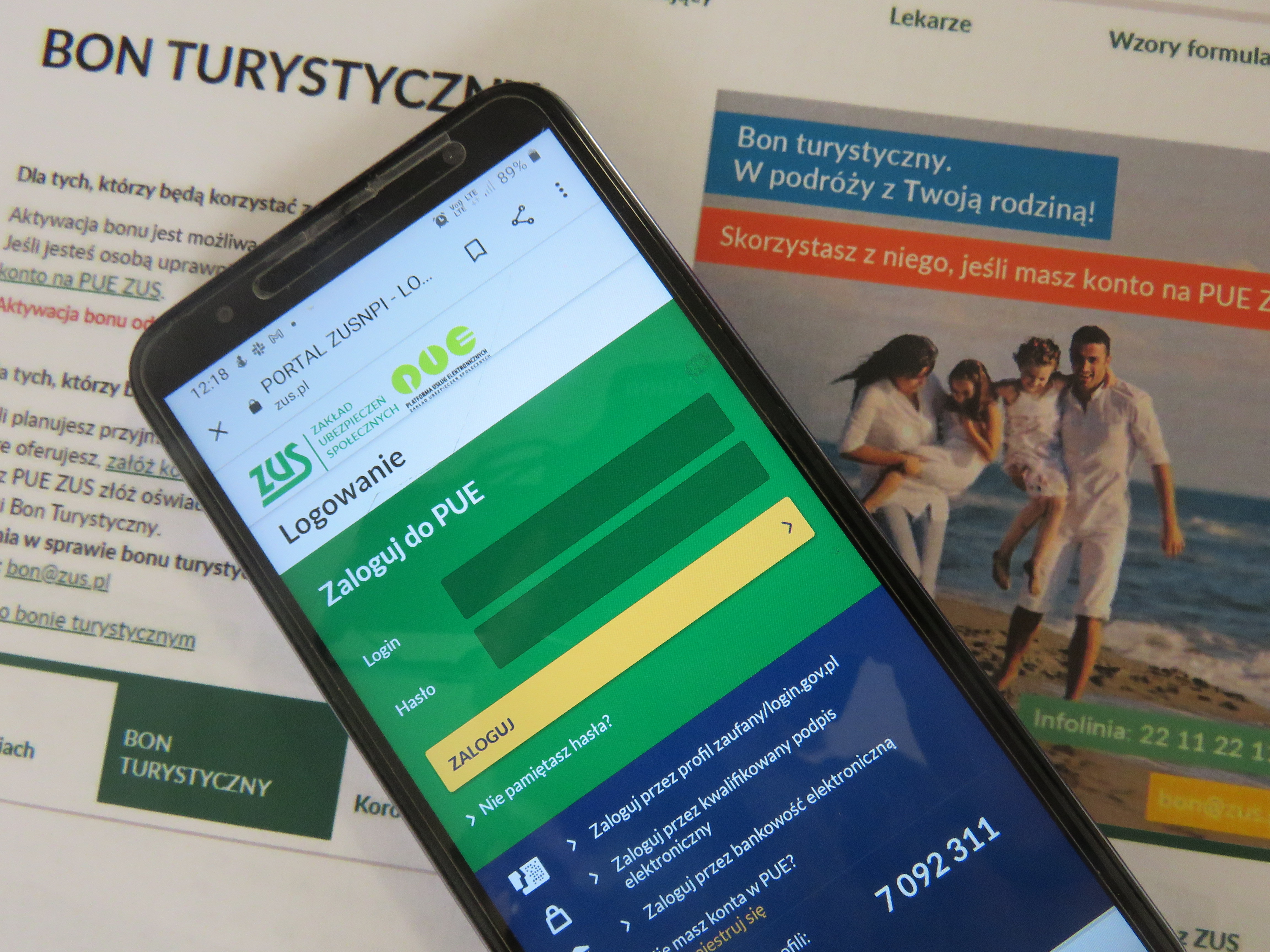 Telefon komórkowy z włączoną w przeglądarce stroną zus.pl
