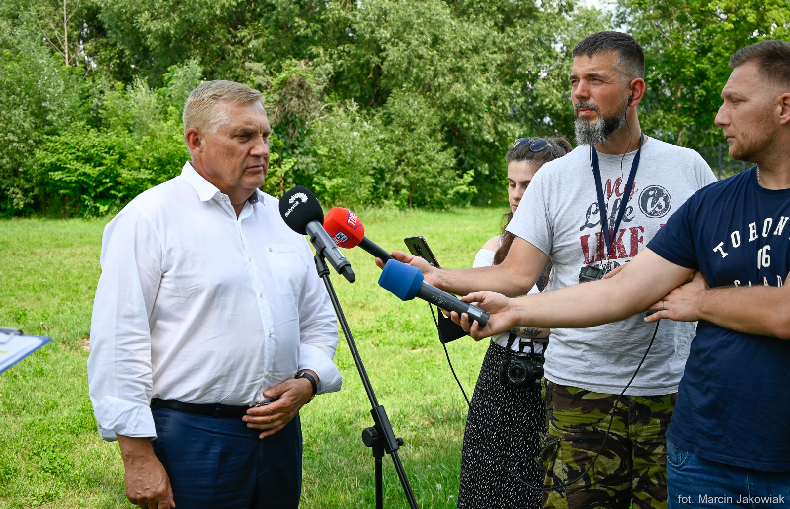 Prezydent Białegostoku przemawia w czasie konferencji prasowej