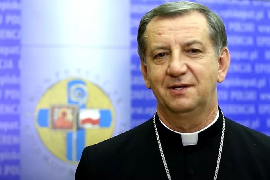 Screen z tv, na pierwszym planie stoi arcybiskup w sutannie