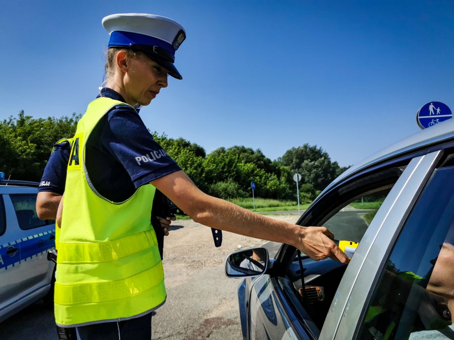 Policjant kontroluje trzeźwość kierowcy