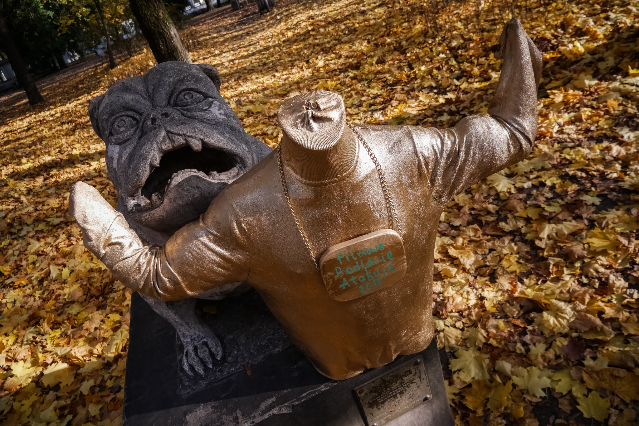 Pomnik psa Kawelina, obok statuetka Złotego Golfa