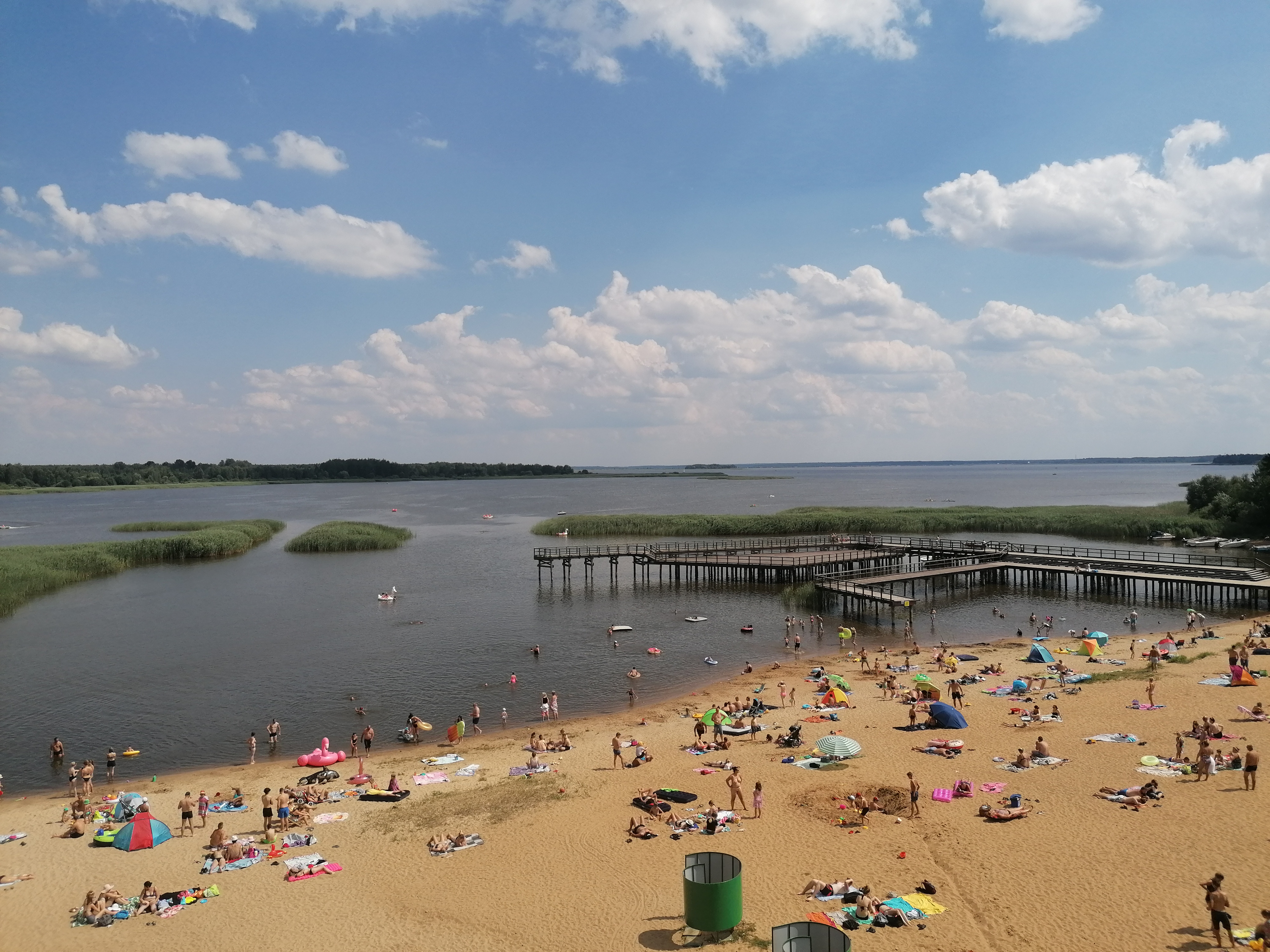 Plaża nad zalewem siamianówka wypełniona ludźmi