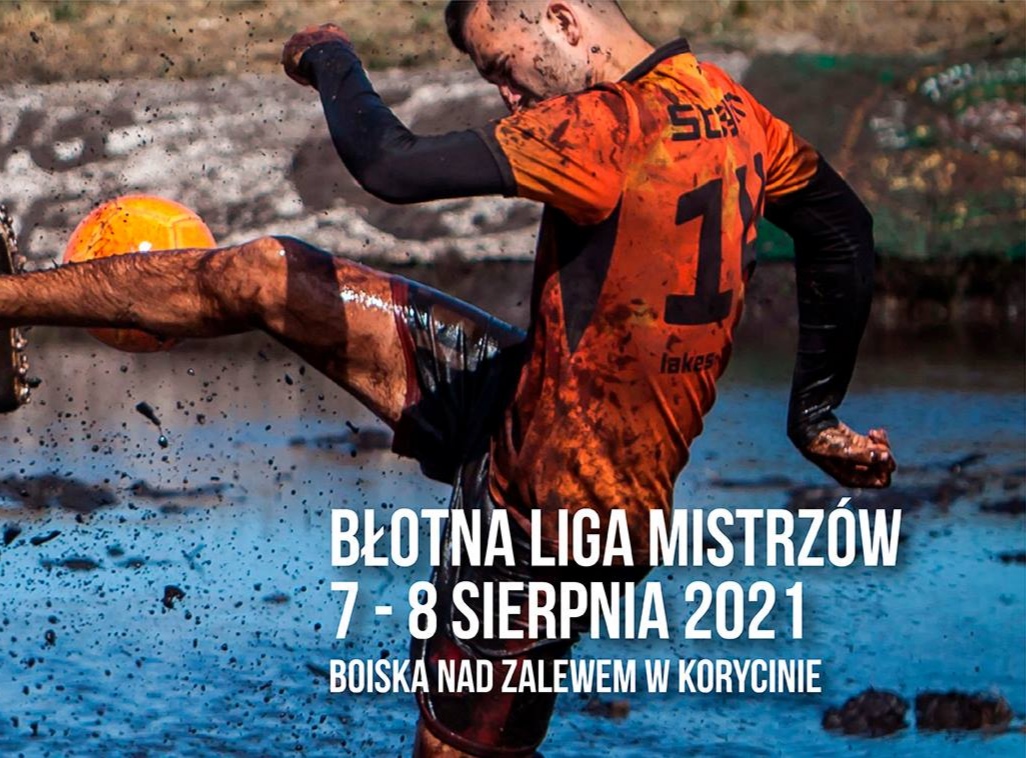 Mężczyzna w błocie gra w piłkę