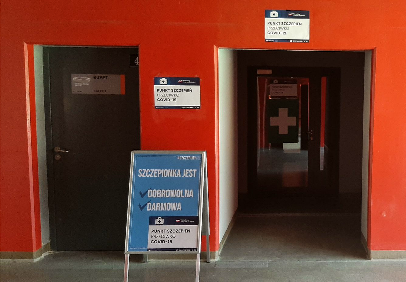 Wejście do punktu szczepień na stadionie miejskim